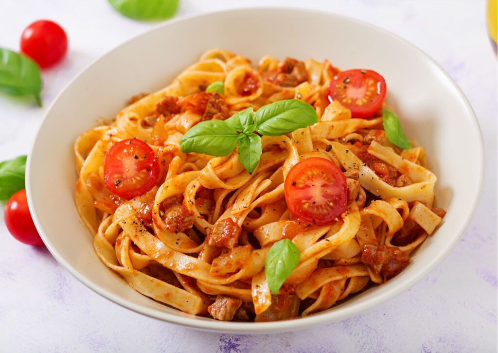 imagem contendo o prato servido da receita de macarrão de panela de pressão
