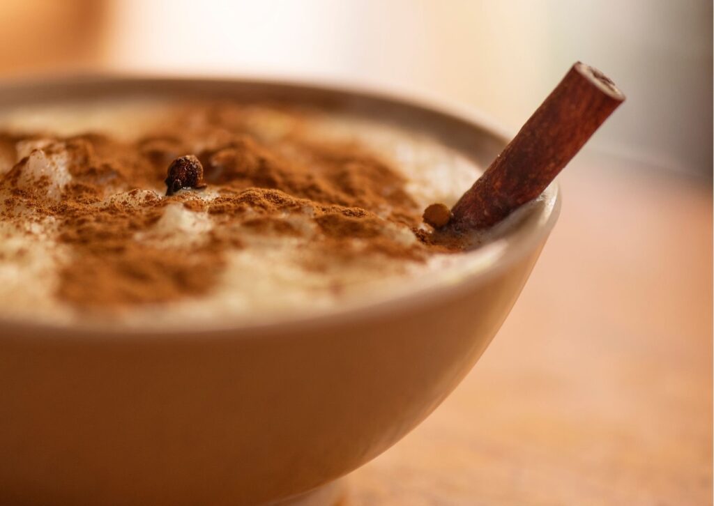 imagem com um pote de arroz doce de um preparo de receita rápida sob uma mesa