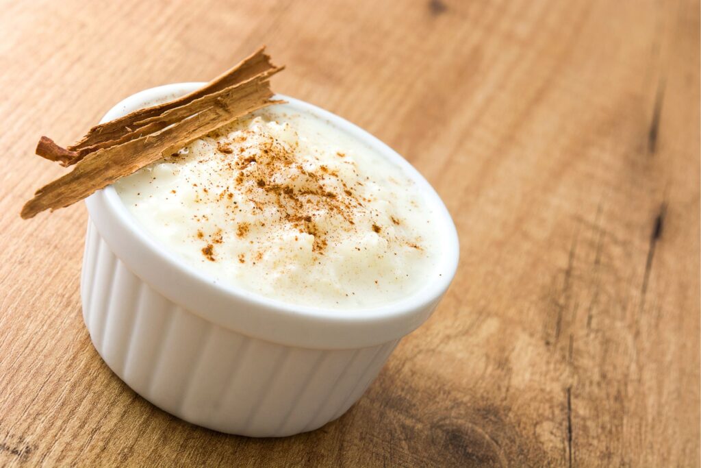 imagem com um pote branco com a receita pronta e rápida de arroz doce