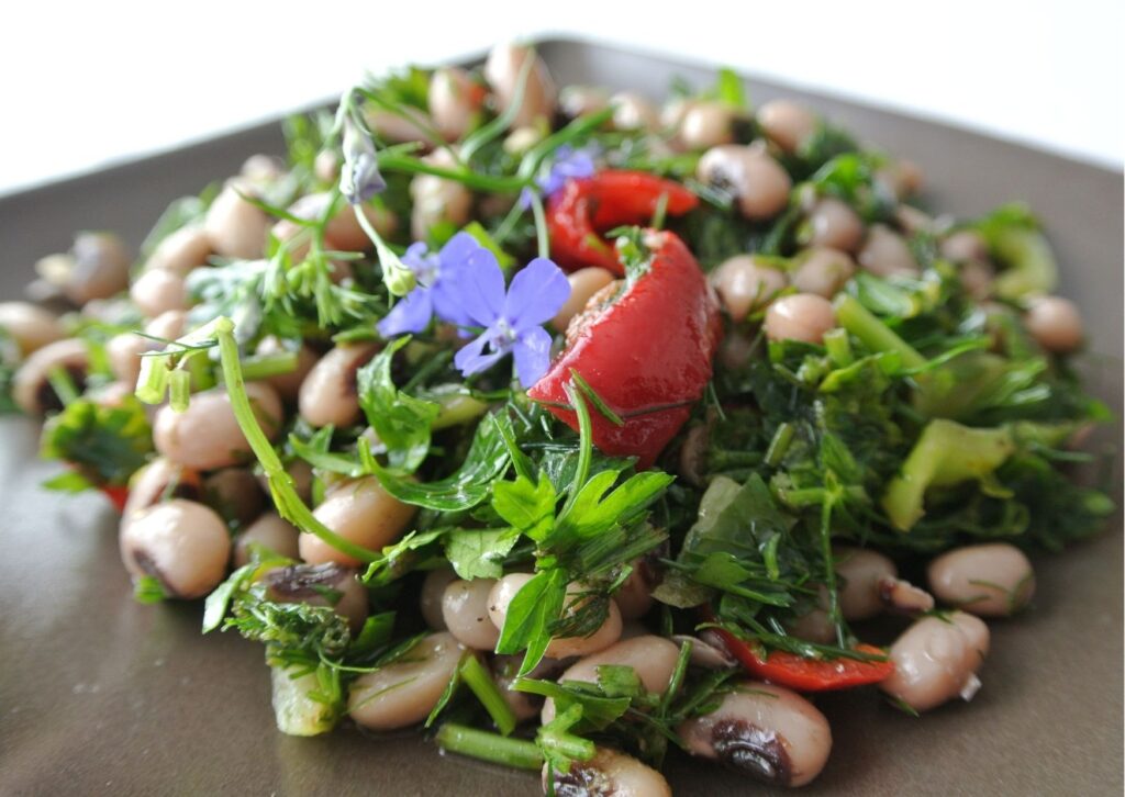 imagem com um prato de salada de feijão fradinho