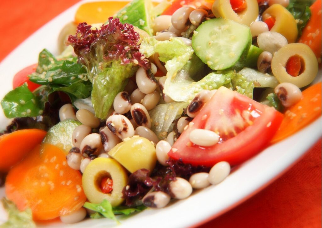 imagem com um prato de salada de feijão fradinho