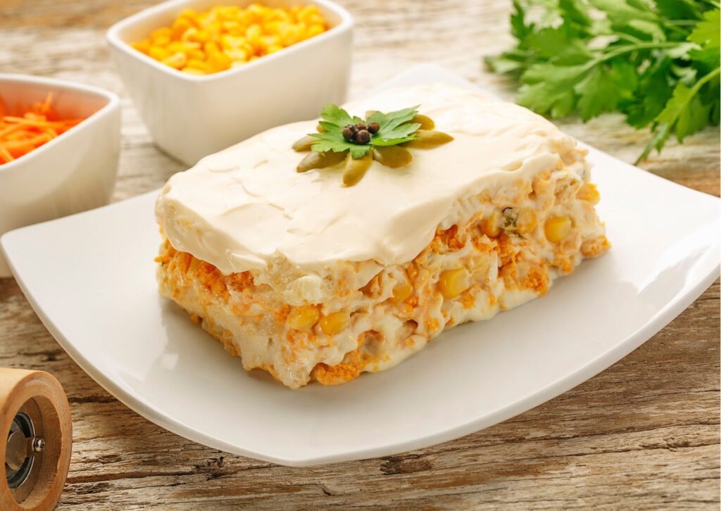 imagem com o preparo torta fria de atum