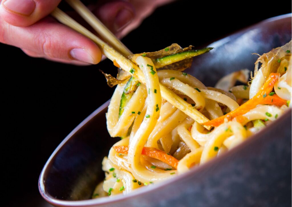 imagem sobre como preparar o yakisoba vegetariano rápido