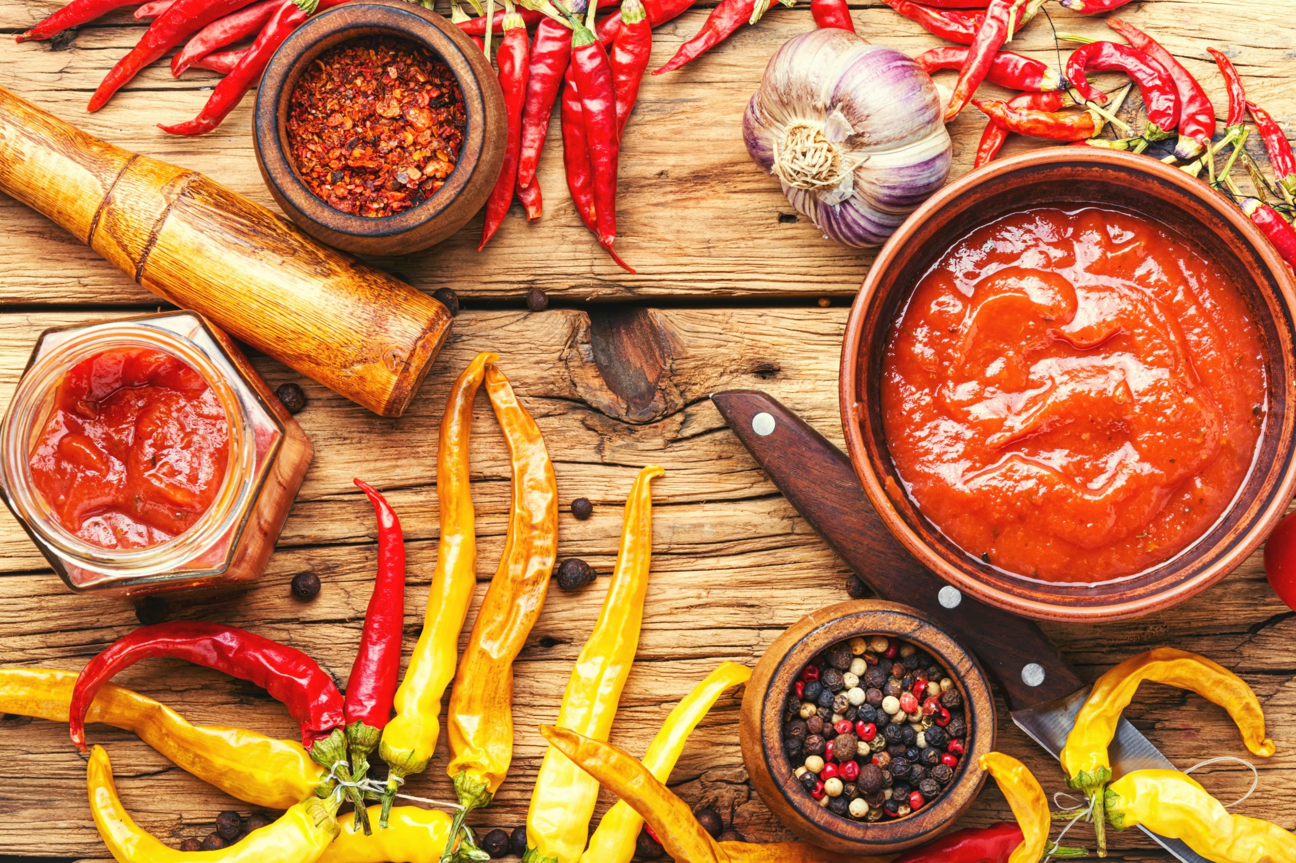Pimenta vermelha e molho de pimenta. Molho de pimenta com ingredientes