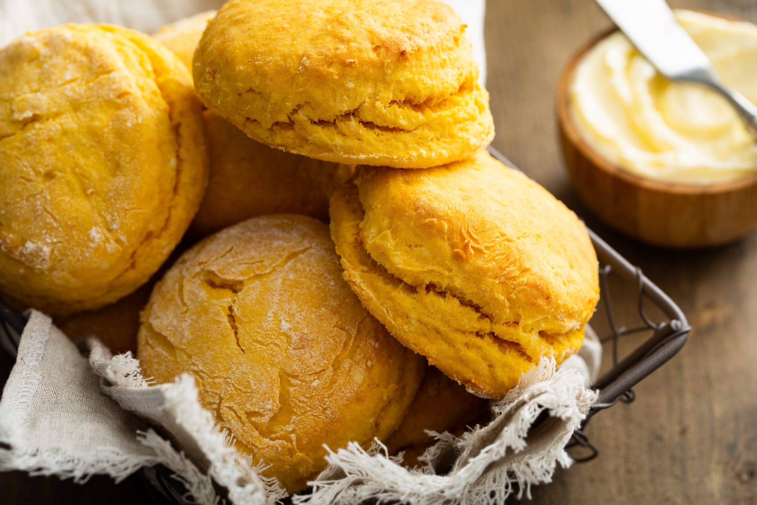 Pãe de batata-doce recém-assados ​​no servidos em uma cesta.