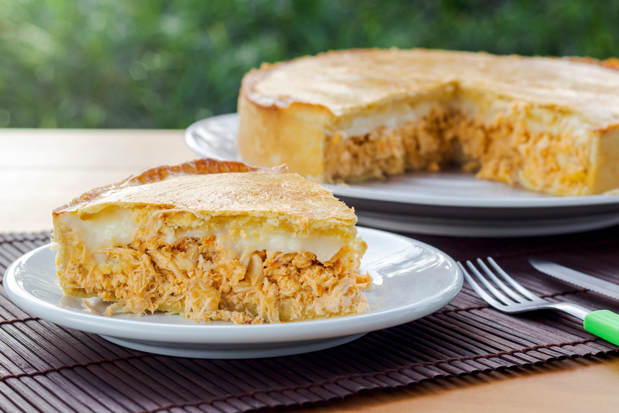 Fatia de torta de frango com queijo .