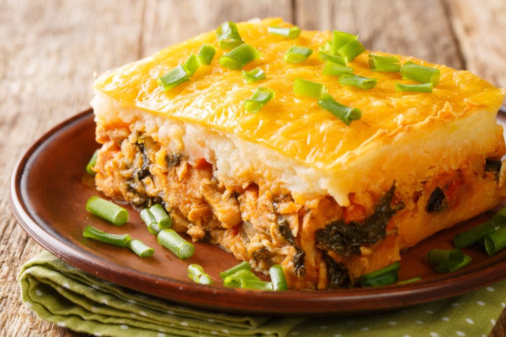Pedaço de torta de frango com cebolinha verde.