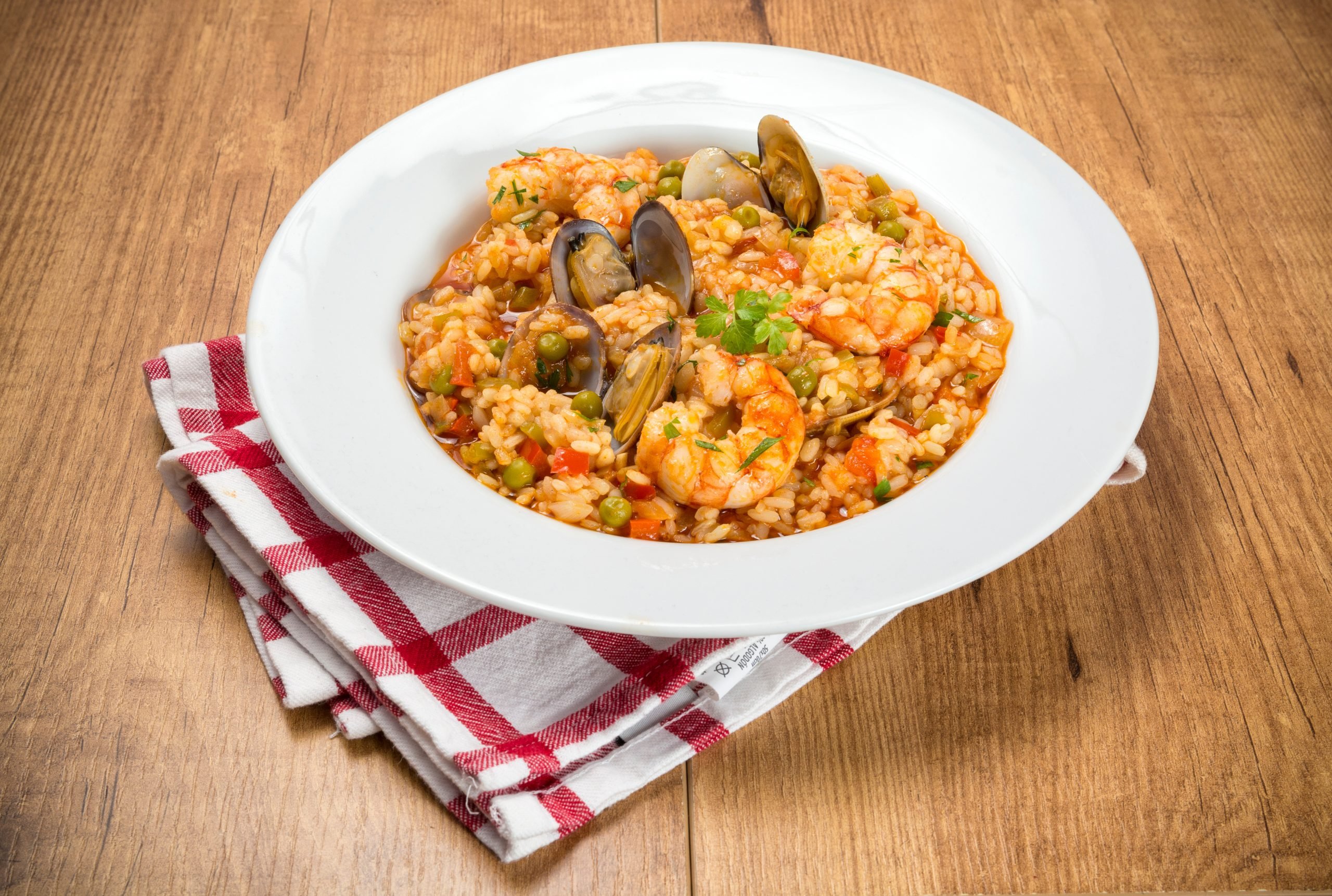 Prato de arroz com mariscos.
