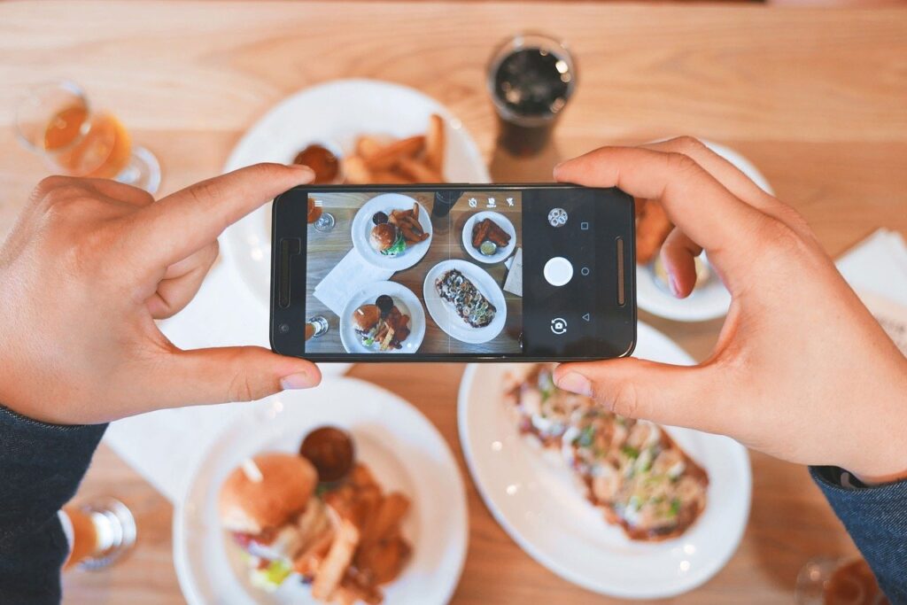Celular fotografando comida