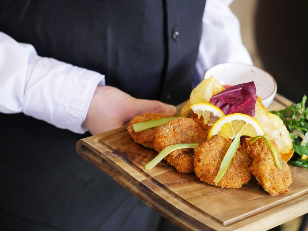 Tábua com nuggets e limão