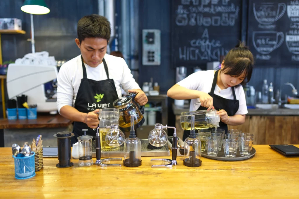 Dois baristas trabalhando