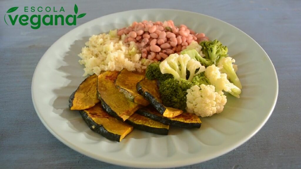 Prato de feijão, arroz e legumes do curso da Escola Vegana