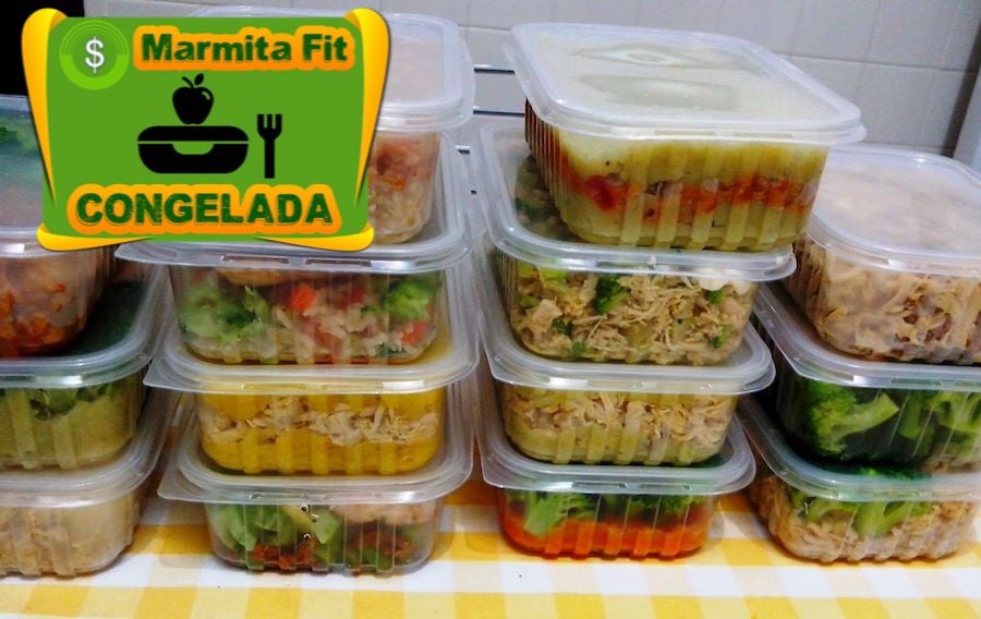 Marmitas empilhadas com logo do curso
