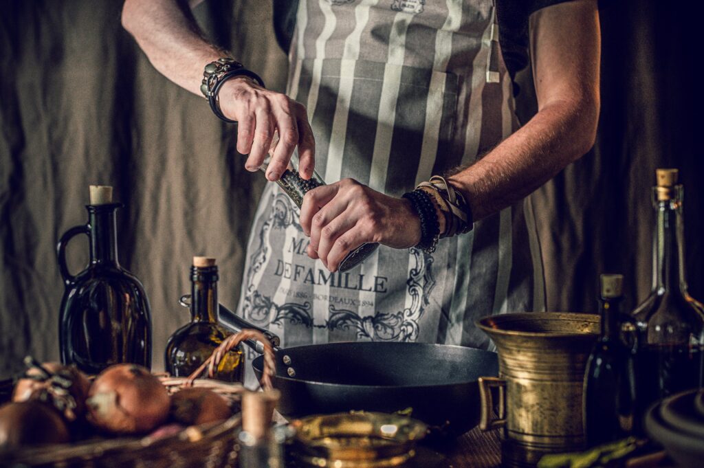 Chef de cozinha fazendo um prato