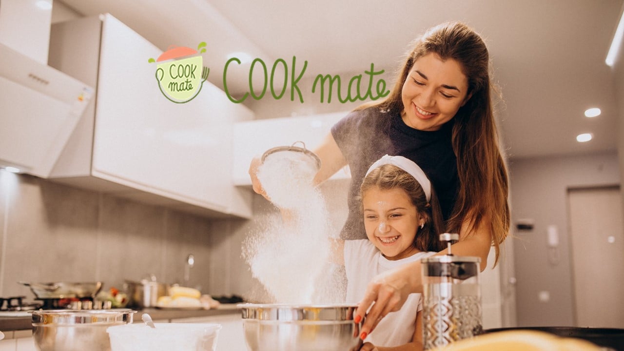 Mãe e filha cozinhando