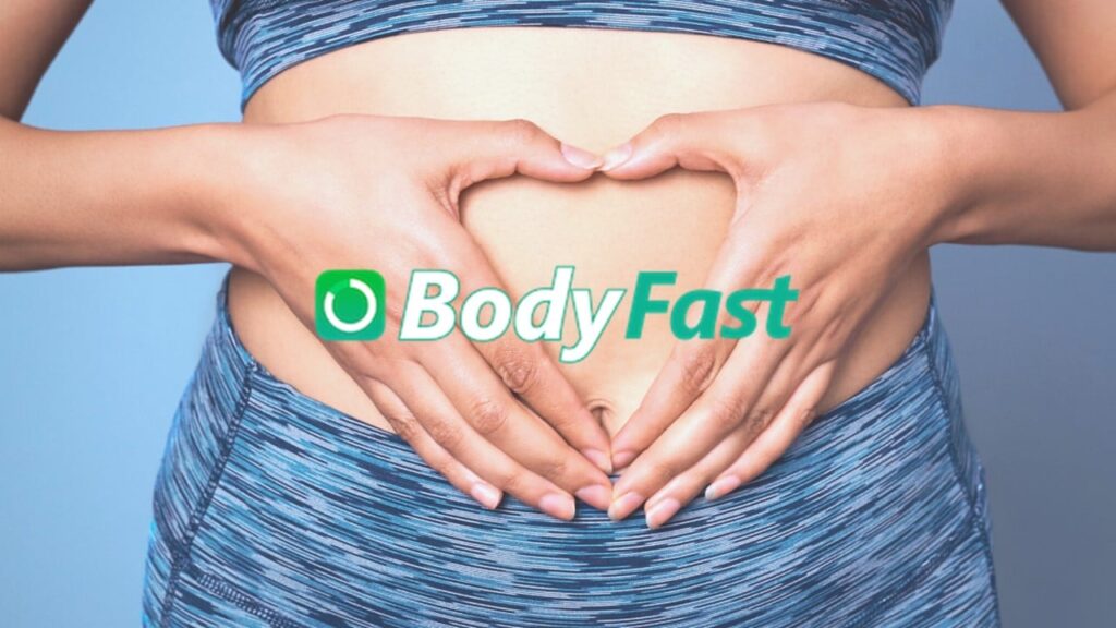 Mão fazendo coração na barriga com logo do app
