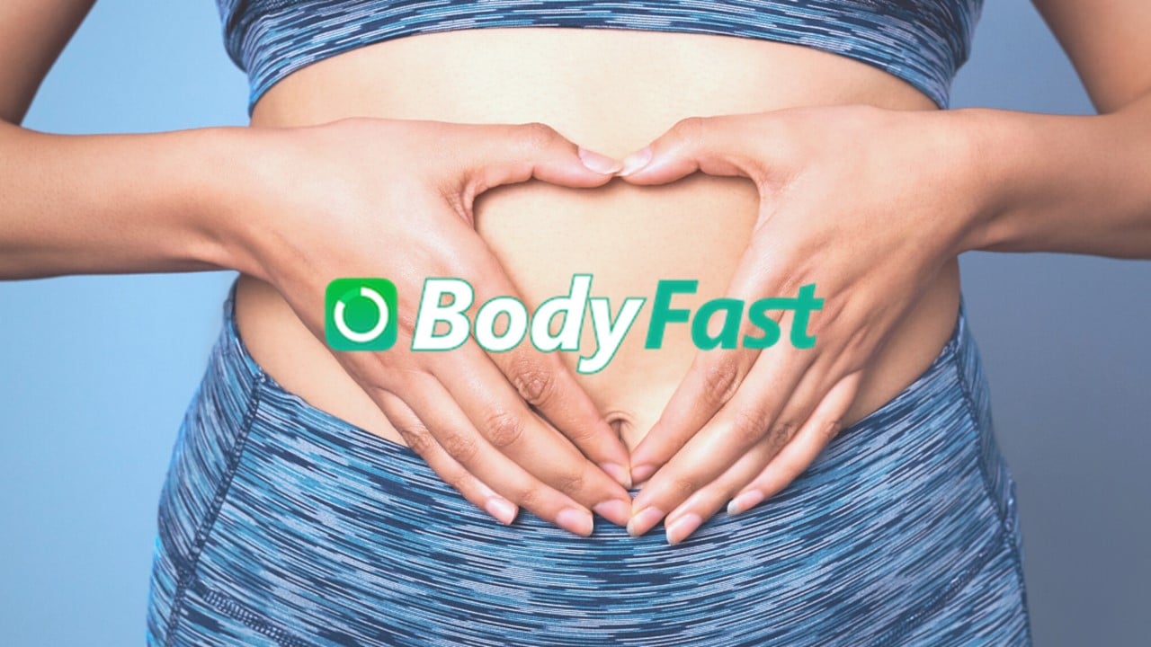 Mão fazendo coração na barriga com logo do app