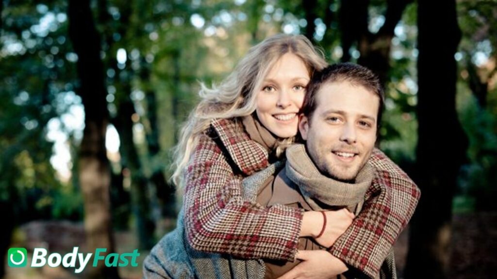 Casal sorrindo feliz com roupa de frio
