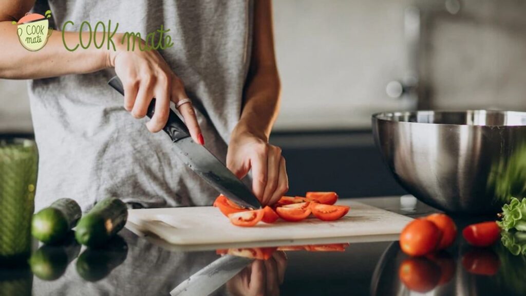 Pessoa cortando tomates