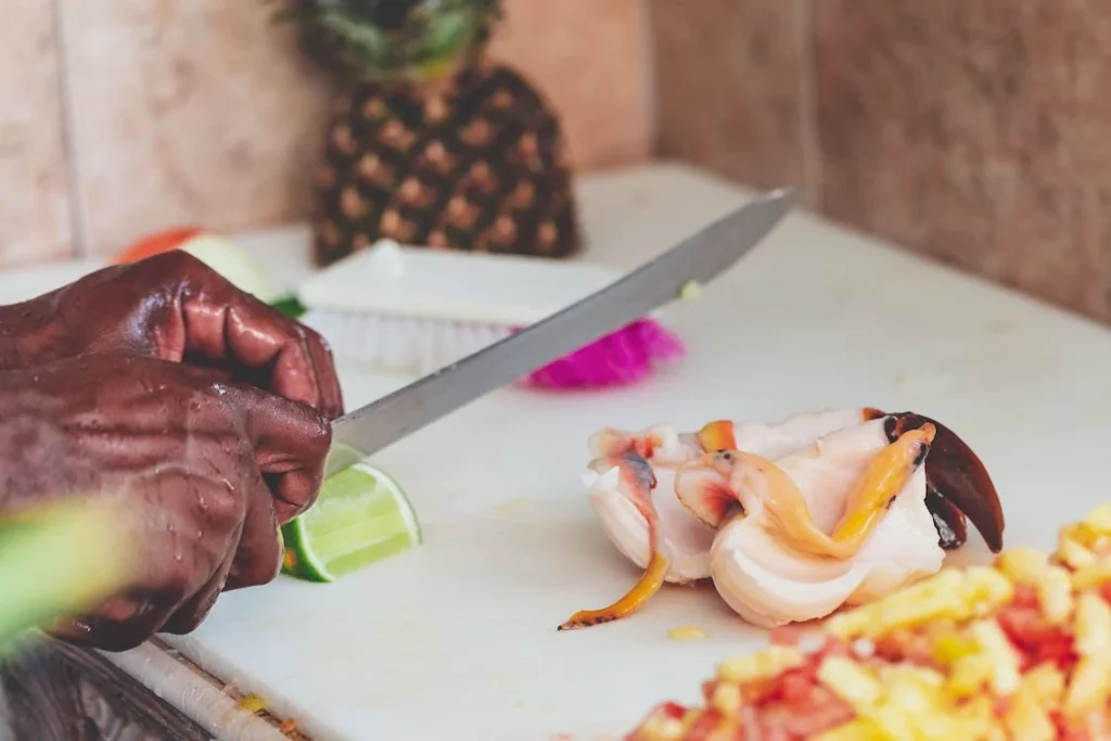Mão cortando limão com alimentos