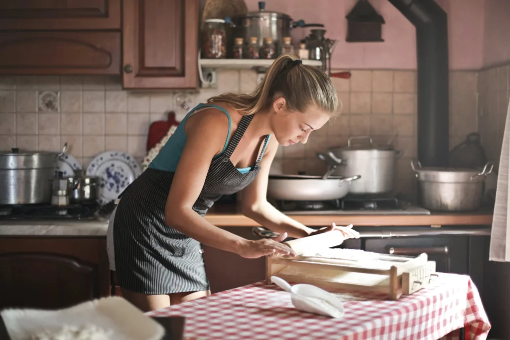 Mulher cozinhando com rolo