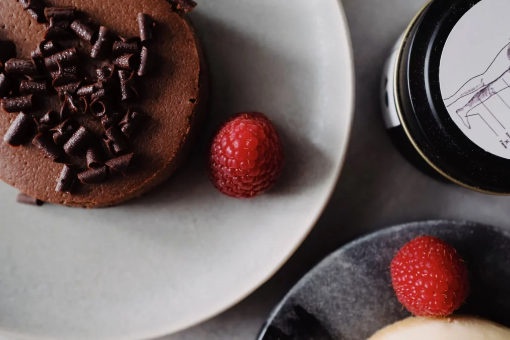 Mousse e frutas vermelhas vistos de cima