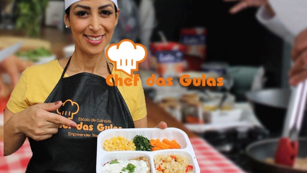 Chef oferecendo marmita fitness