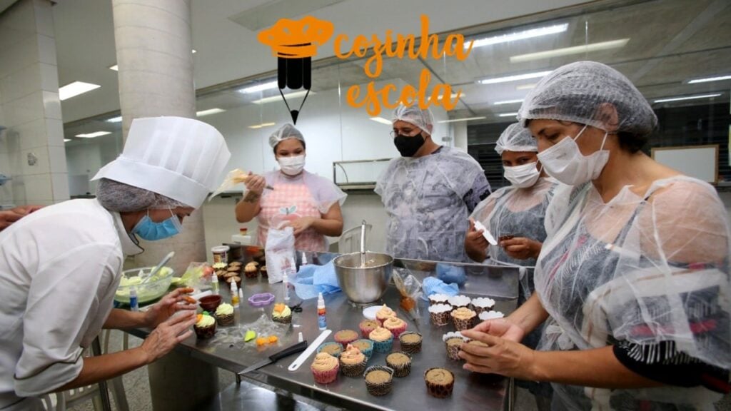 Turma aprendendo a cozinhar
