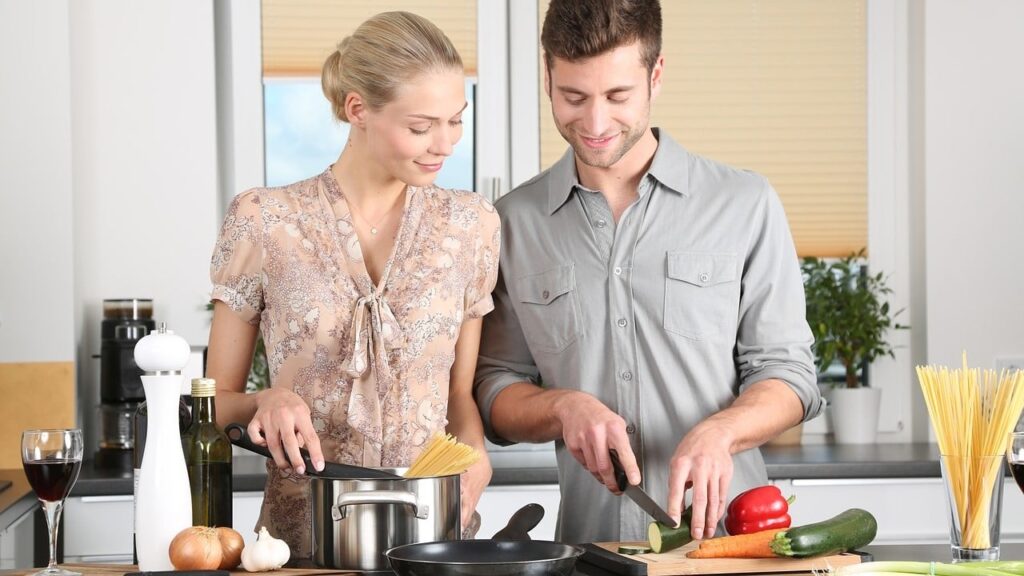 Casal cozinhando juntos