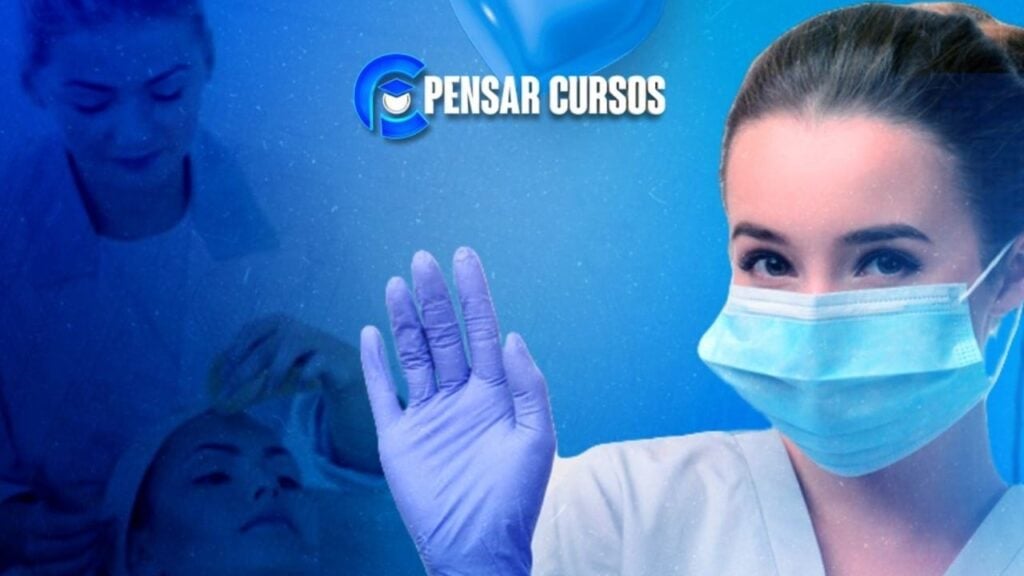 Esteticista de máscara colocando luvas