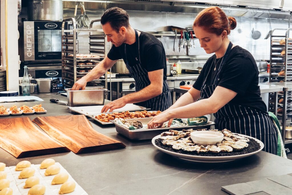 Alunos de gastronomia cozinhando
