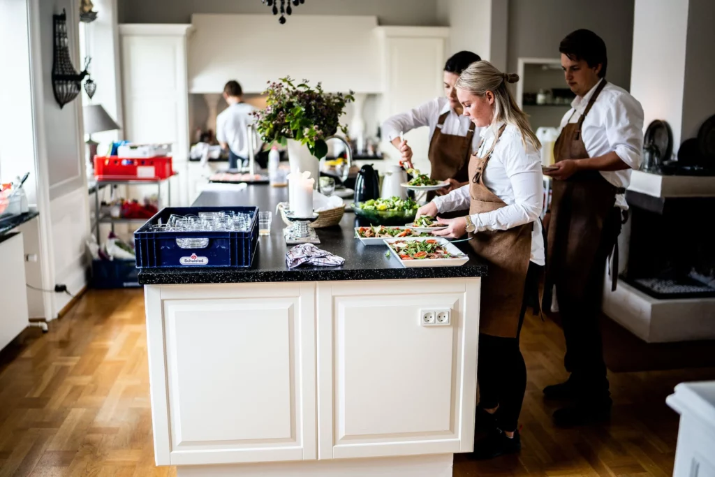 Alunos na cozinha cozinhando