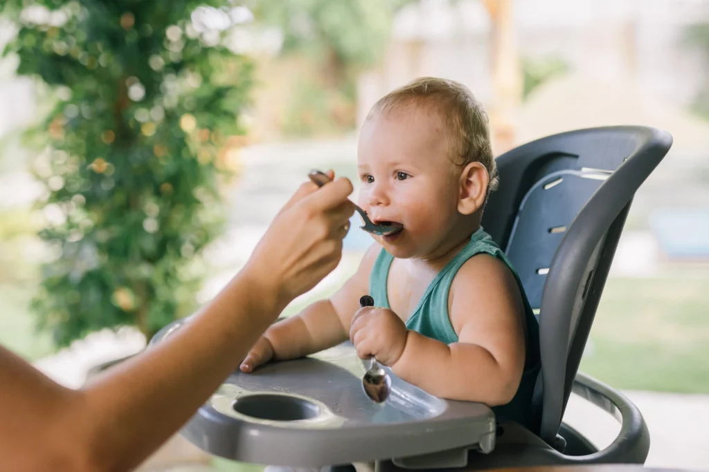 Bebê comendo no cadeirão