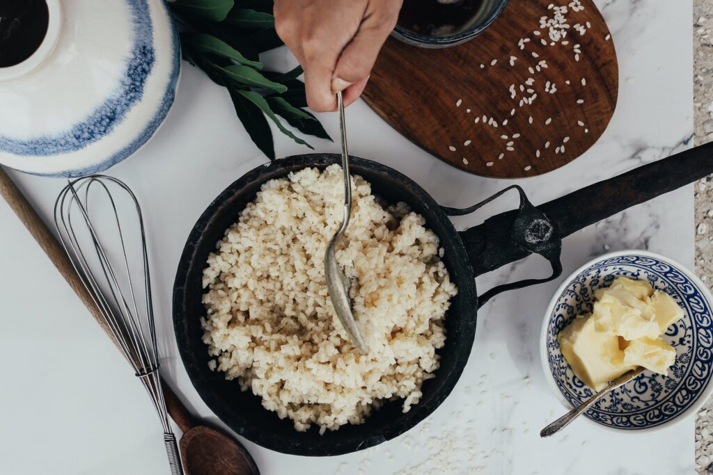 Colher pegando arroz