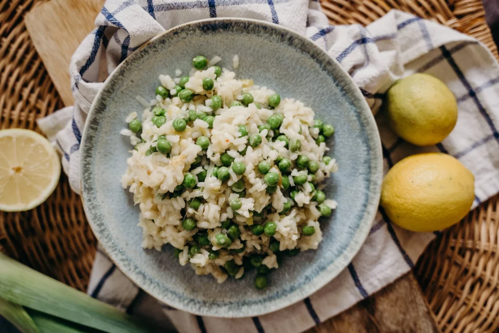 Panela de arroz com ervilha