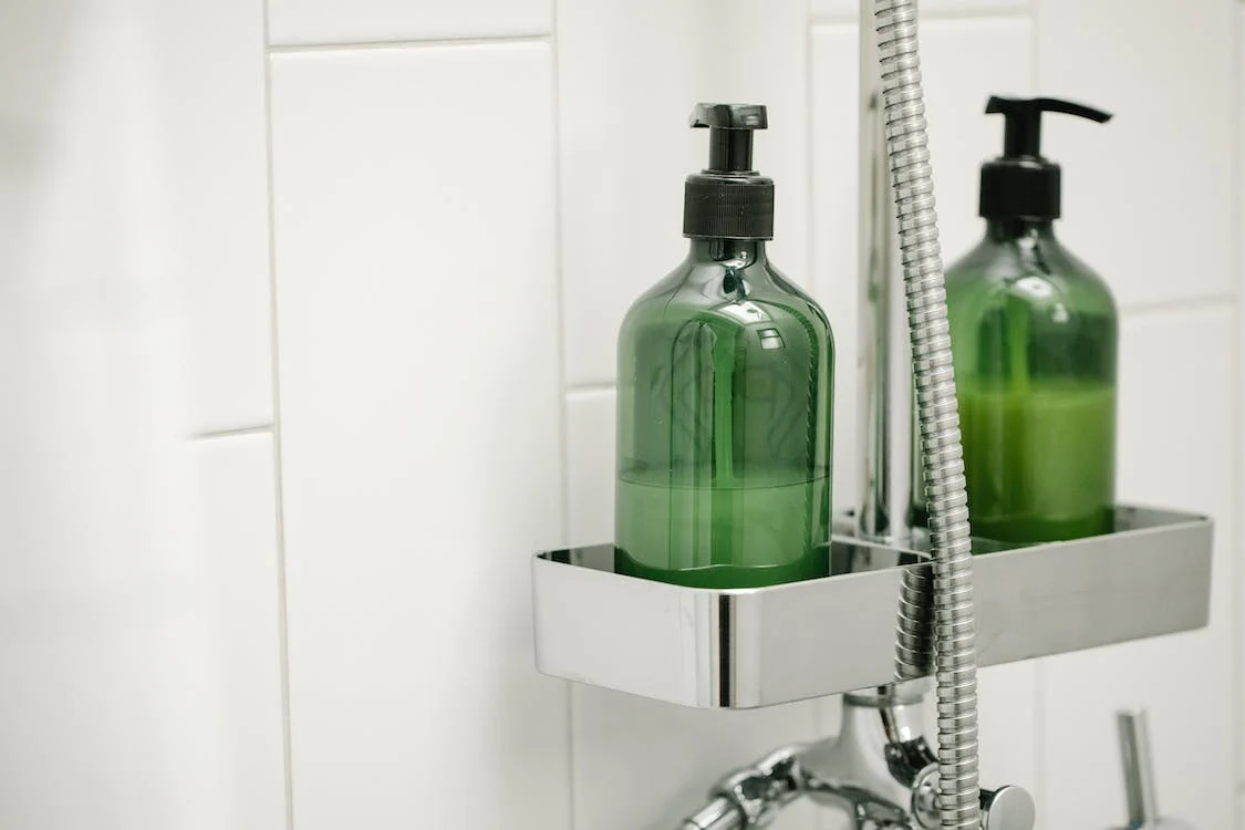 Vidro de shampoo no banheiro