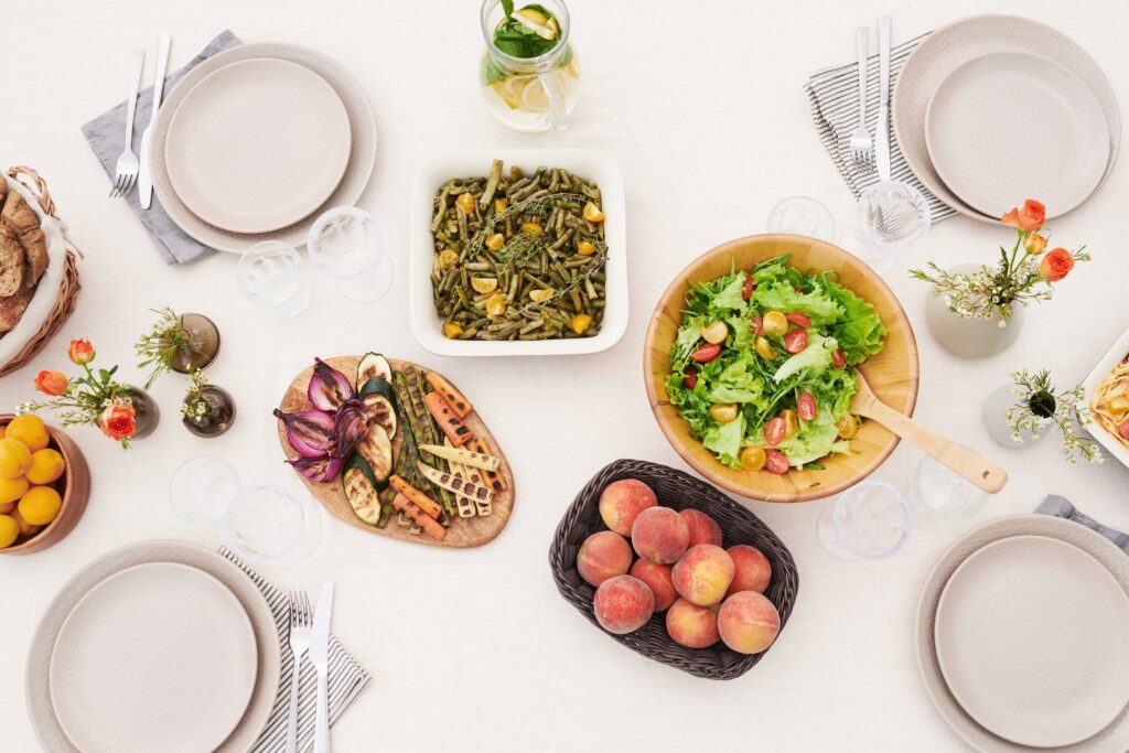 Mesa com pratos diversos