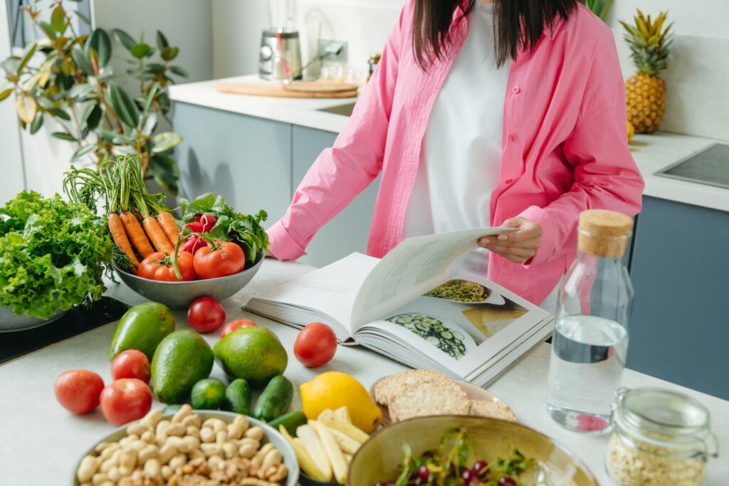 Mulher folheando livro de receitas