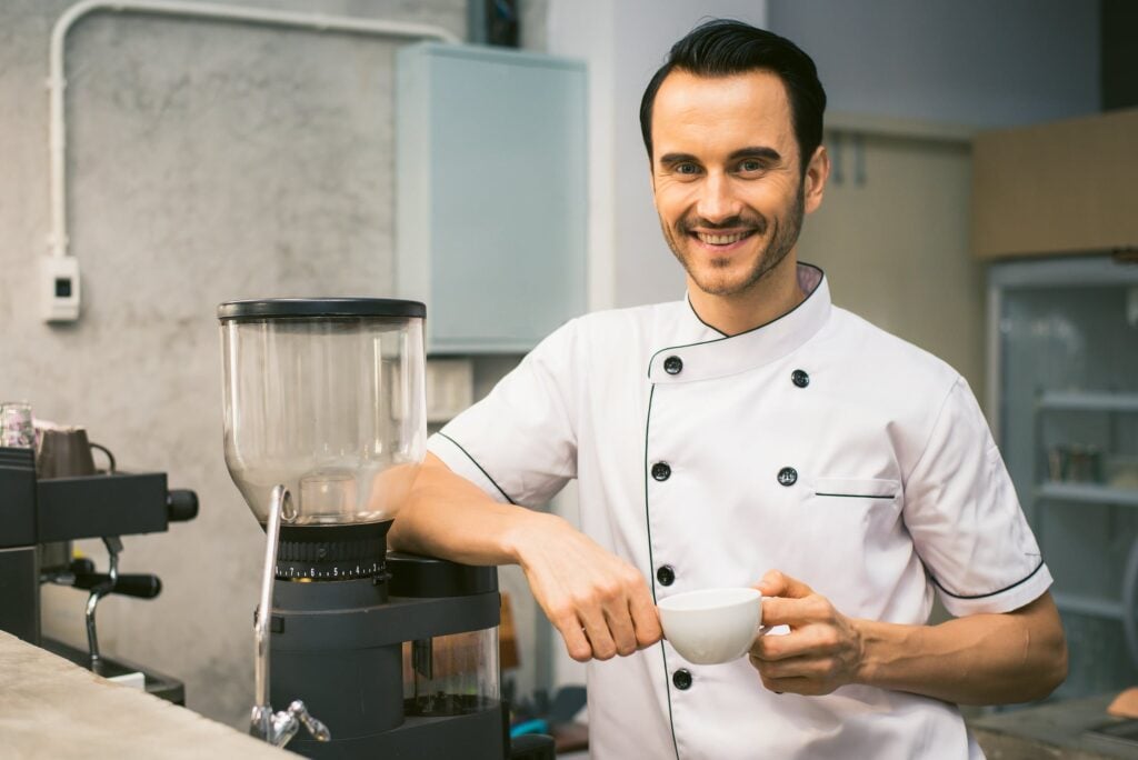 Chef ao lado de cafeteira